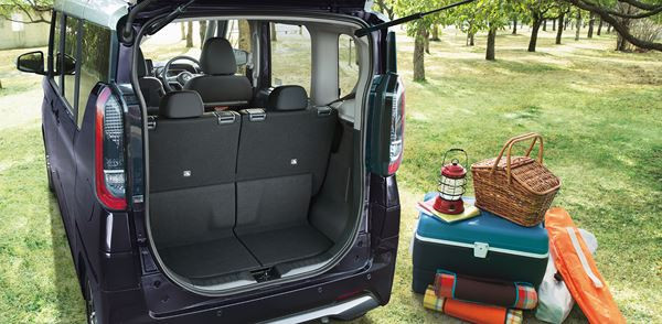 La kei-car Nissan Roox dispose de portes arrière coulissantes