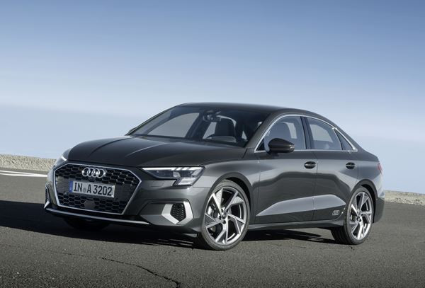 L'Audi A3 Berline affiche une ligne de toit orientée vers le bas à partir des vitres