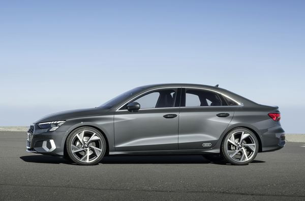 L'Audi A3 Berline affiche une ligne de toit orientée vers le bas à partir des vitres