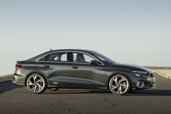 L'Audi A3 Berline affiche une ligne de toit orientée vers le bas à partir des vitres