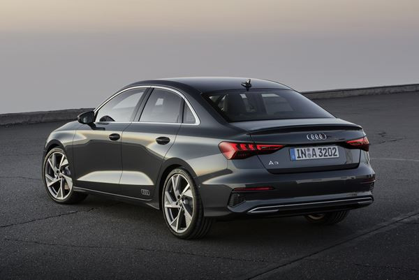 L'Audi A3 Berline affiche une ligne de toit orientée vers le bas à partir des vitres