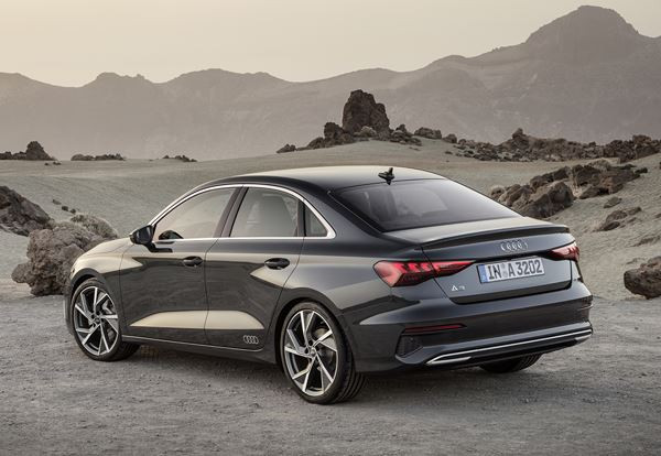L'Audi A3 Berline affiche une ligne de toit orientée vers le bas à partir des vitres