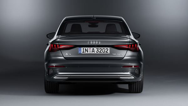 L'Audi A3 Berline affiche une ligne de toit orientée vers le bas à partir des vitres