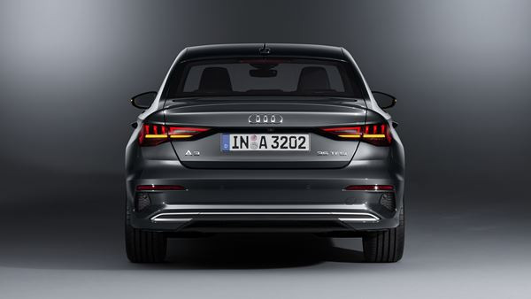 L'Audi A3 Berline affiche une ligne de toit orientée vers le bas à partir des vitres