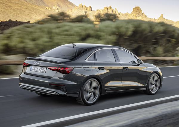 L'Audi A3 Berline affiche une ligne de toit orientée vers le bas à partir des vitres