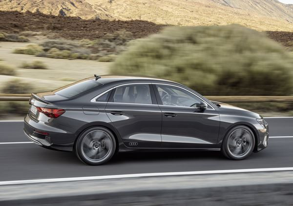 L'Audi A3 Berline affiche une ligne de toit orientée vers le bas à partir des vitres