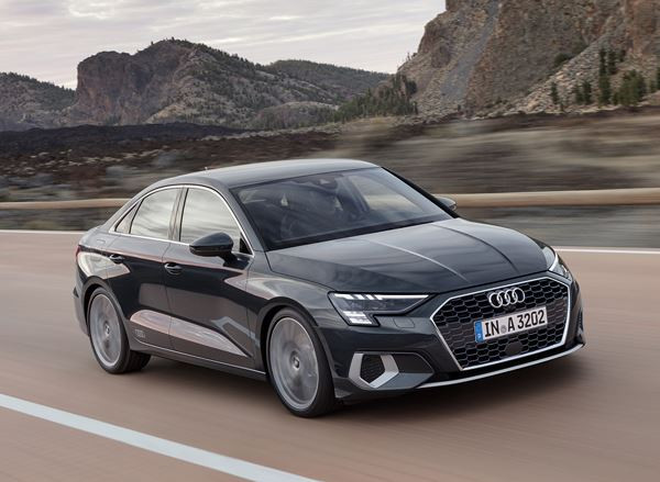 L'Audi A3 Berline affiche une ligne de toit orientée vers le bas à partir des vitres