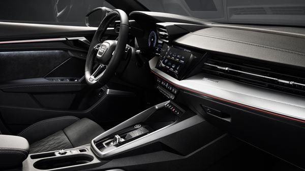 L'Audi A3 Berline affiche une ligne de toit orientée vers le bas à partir des vitres