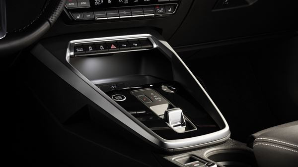 L'Audi A3 Berline affiche une ligne de toit orientée vers le bas à partir des vitres
