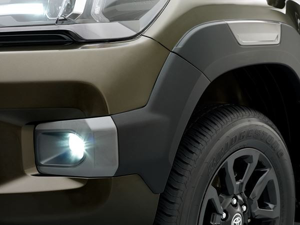 Le bouclier en relief du Toyota Hilux restylé accentue la puissante stature du pick-up