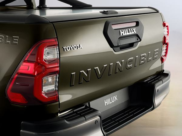 Le bouclier en relief du Toyota Hilux restylé accentue la puissante stature du pick-up