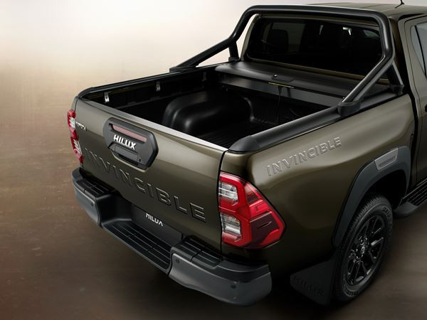 Le bouclier en relief du Toyota Hilux restylé accentue la puissante stature du pick-up