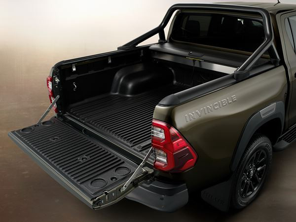 Le bouclier en relief du Toyota Hilux restylé accentue la puissante stature du pick-up