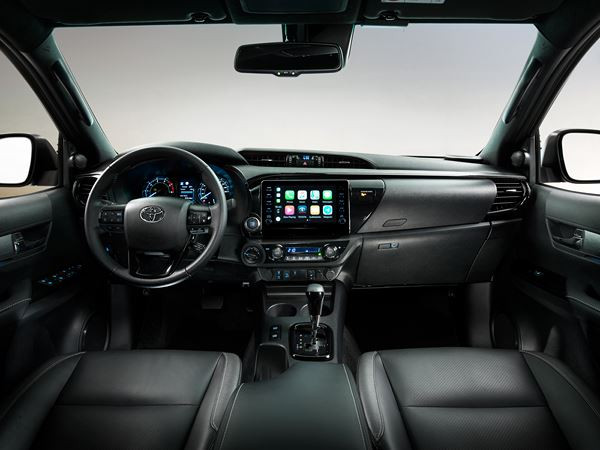 Le bouclier en relief du Toyota Hilux restylé accentue la puissante stature du pick-up