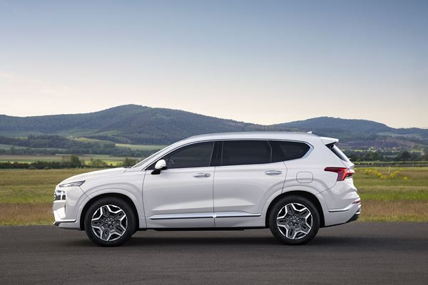 Le Hyundai Santa Fe restylé affiche une imposante calandre à la forme originale