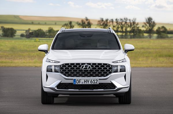 Le Hyundai Santa Fe restylé affiche une imposante calandre à la forme originale