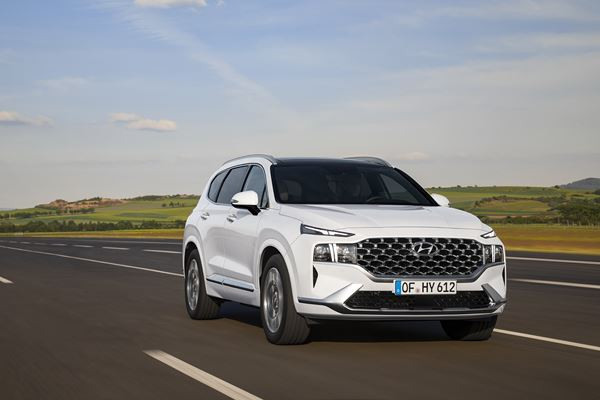 Le Hyundai Santa Fe restylé affiche une imposante calandre à la forme originale