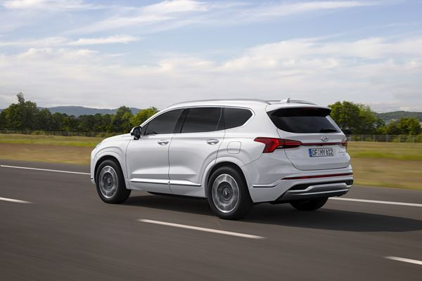 Le Hyundai Santa Fe restylé affiche une imposante calandre à la forme originale