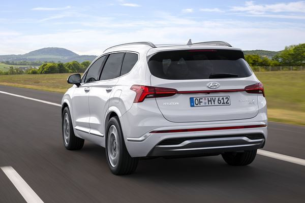 Le Hyundai Santa Fe restylé affiche une imposante calandre à la forme originale