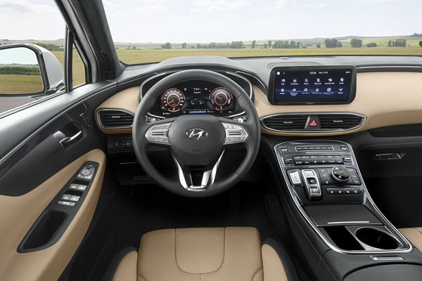 Le Hyundai Santa Fe restylé affiche une imposante calandre à la forme originale