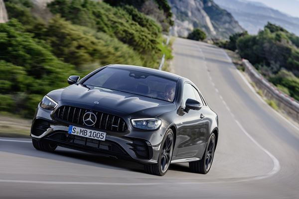 La Mercedes Classe E Coupé restylée affiche un design plus acéré