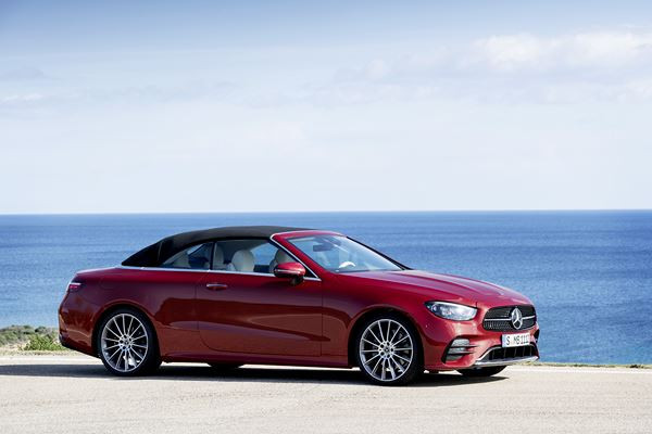 La Mercedes Classe E Cabriolet actualisée affiche un design plus acéré