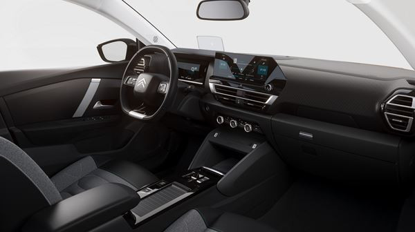 La berline Citroën C4 affiche une posture surélevée et affirmée