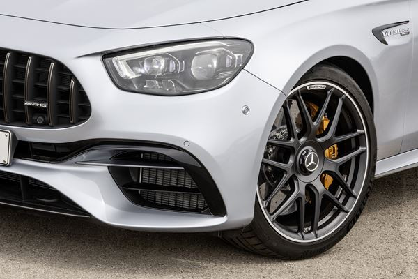 La berline sportive Mercedes-AMG E 63 4MATIC plus s'offre une mise à jour