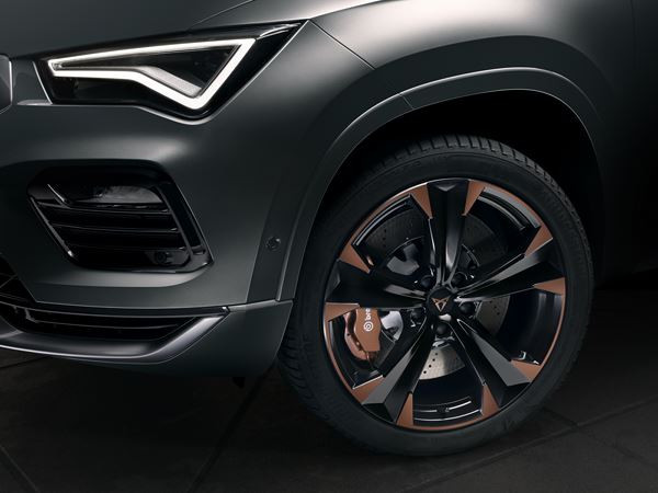 Le SUV compact haute performance Cupra Ateca affiche une allure déterminée