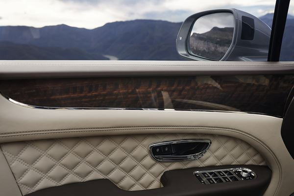 Le SUV de luxe Bentley Bentayga bénéficie de retouches stylistiques