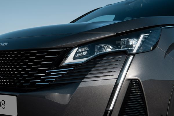 Le SUV Peugeot 3008 s'offre une face avant redessinée