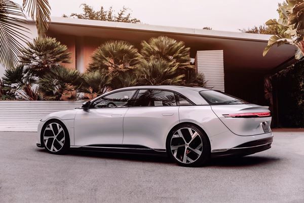 La berline électrique Lucid Air revendique une autonomie de 832 km