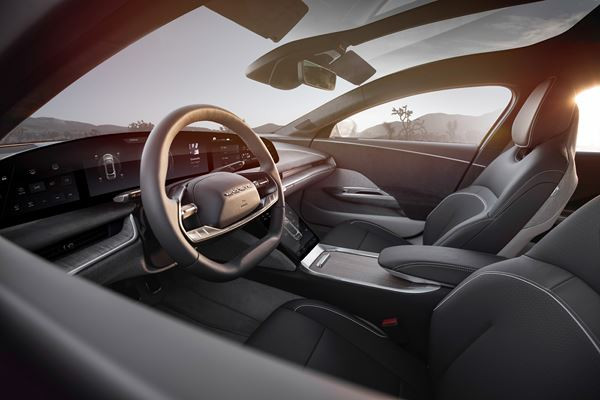 La berline électrique Lucid Air revendique une autonomie de 832 km
