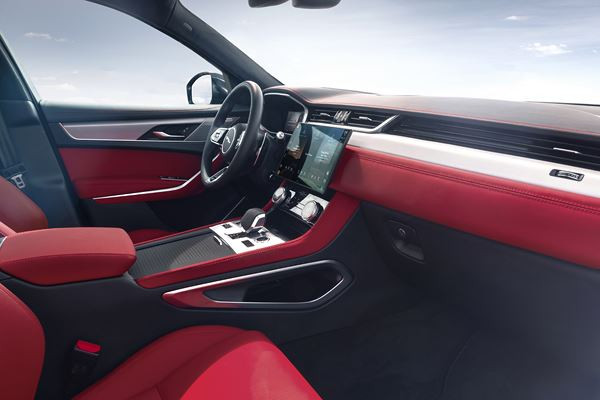 Le SUV sportif Jaguar F-Pace affiche une présence plus affirmée