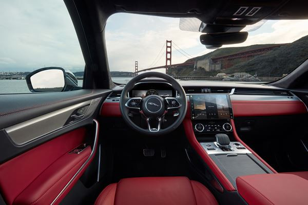 Le SUV sportif Jaguar F-Pace affiche une présence plus affirmée