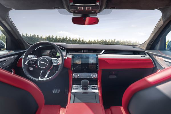 Le SUV sportif Jaguar F-Pace affiche une présence plus affirmée