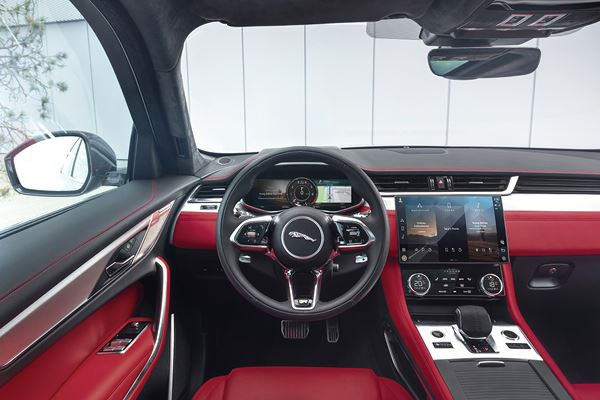Le SUV sportif Jaguar F-Pace affiche une présence plus affirmée