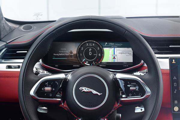 Le SUV sportif Jaguar F-Pace affiche une présence plus affirmée