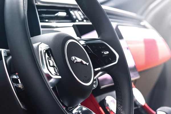 Le SUV sportif Jaguar F-Pace affiche une présence plus affirmée