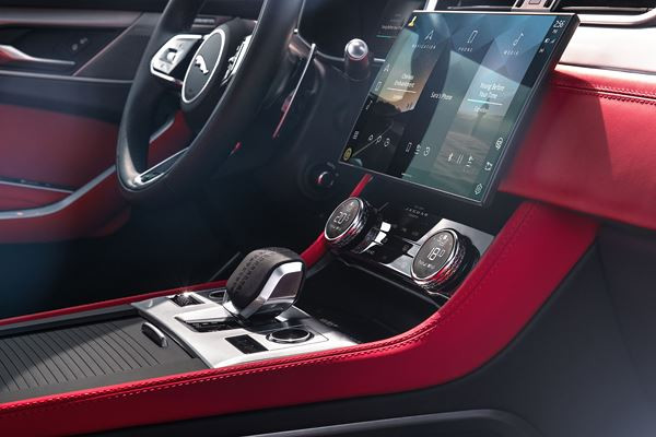 Le SUV sportif Jaguar F-Pace affiche une présence plus affirmée