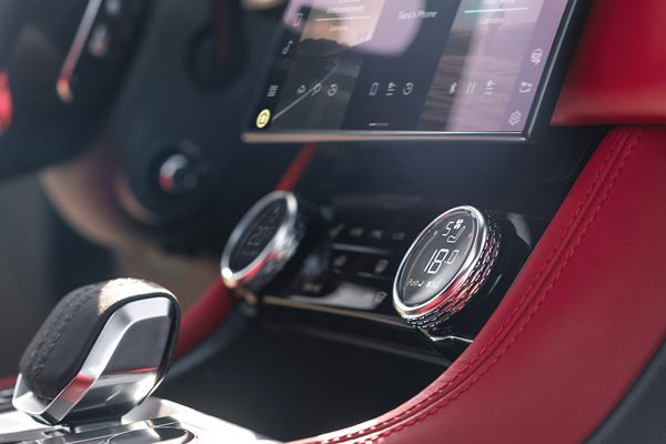 Le SUV sportif Jaguar F-Pace affiche une présence plus affirmée