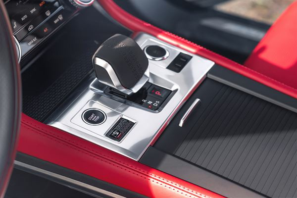 Le SUV sportif Jaguar F-Pace affiche une présence plus affirmée