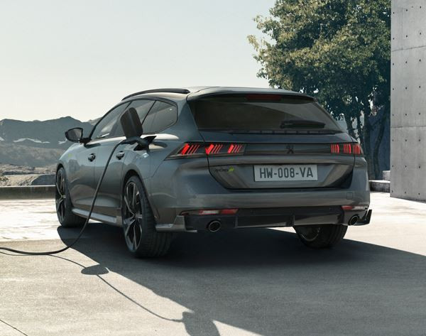 Le break radical 508 SW Peugeot Sport Engineered délivre 360 ch