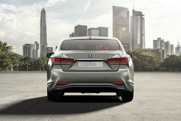 La berline Lexus LS bénéficie d’améliorations esthétiques et technologiques