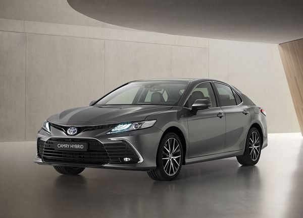 La grande berline Toyota Camry Hybride bénéficie de plusieurs améliorations