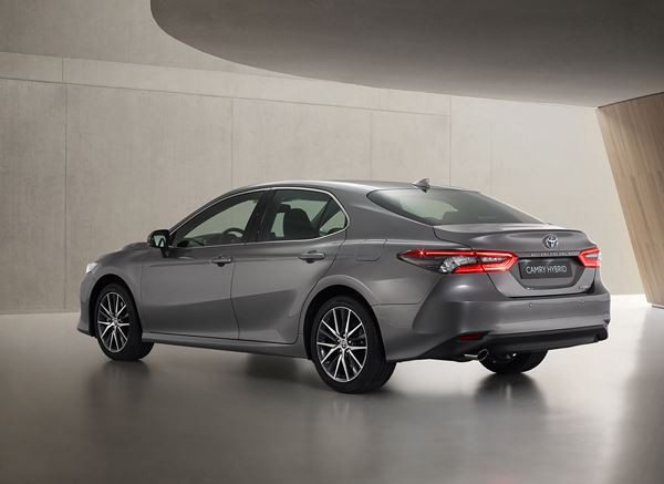 La grande berline Toyota Camry Hybride bénéficie de plusieurs améliorations