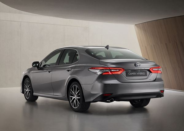 La grande berline Toyota Camry Hybride bénéficie de plusieurs améliorations