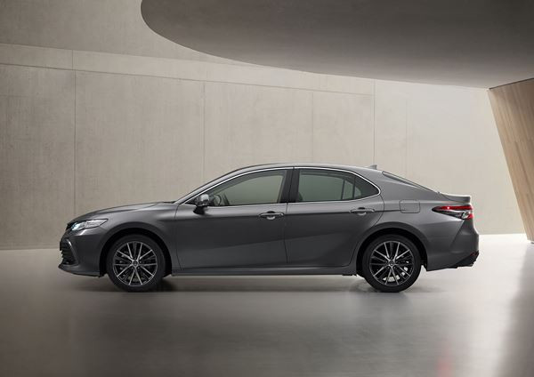 La grande berline Toyota Camry Hybride bénéficie de plusieurs améliorations