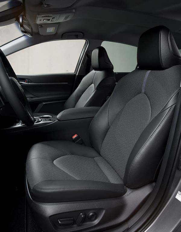 La grande berline Toyota Camry Hybride bénéficie de plusieurs améliorations
