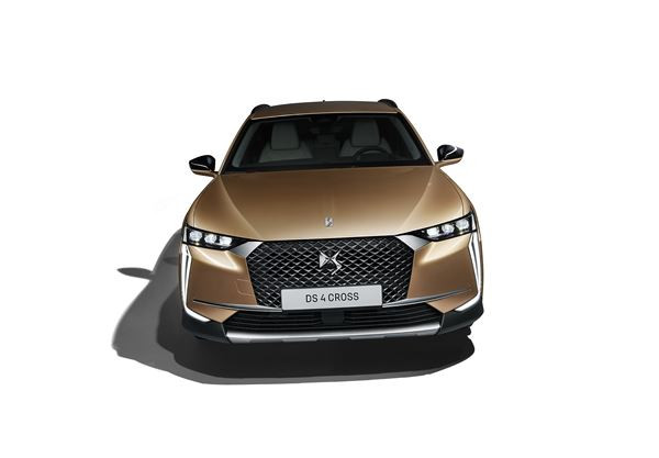 La DS 4 Cross adopte des attributs visuels de SUV à la lunette arrière inclinée
